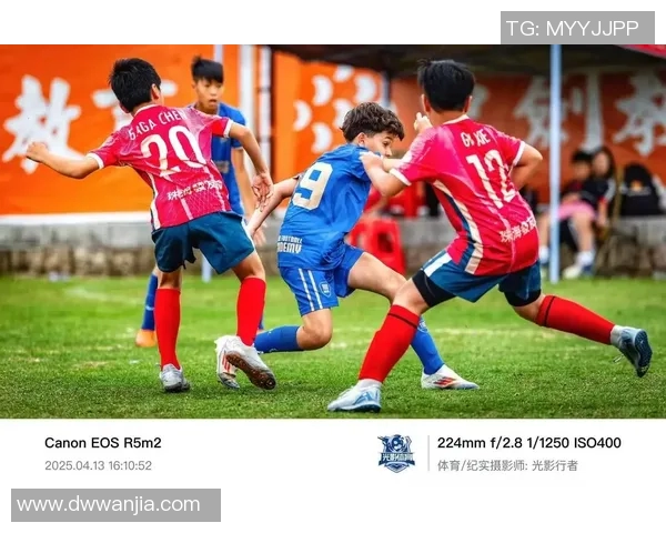 足球明星与儿子温馨合照展现父子情深瞬间引发网友热议